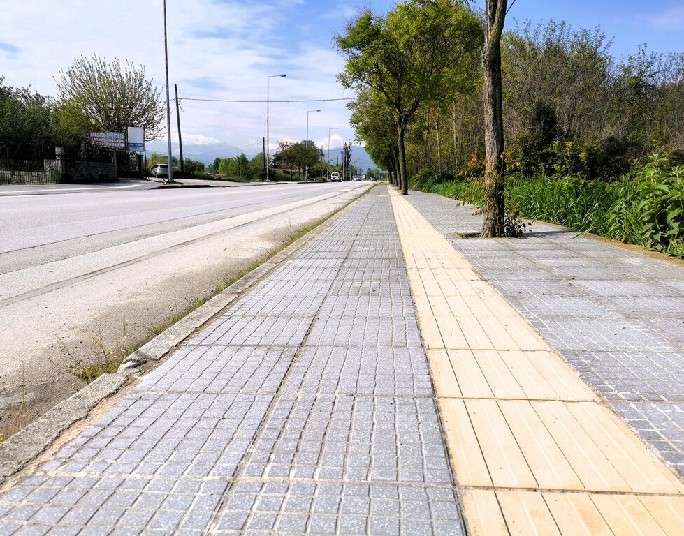 Ολοκληρώθηκαν τα πεζοδρόμια στο μεγαλύτερο τμήμα της οδού Πύλης