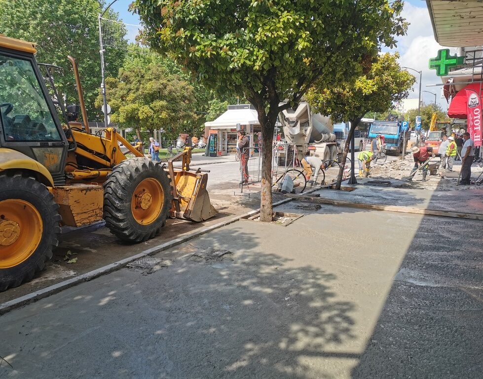 Νέα πεζοδρόμια στην οδό Β. Τσιτσάνη για το Open Mall (φωτο)