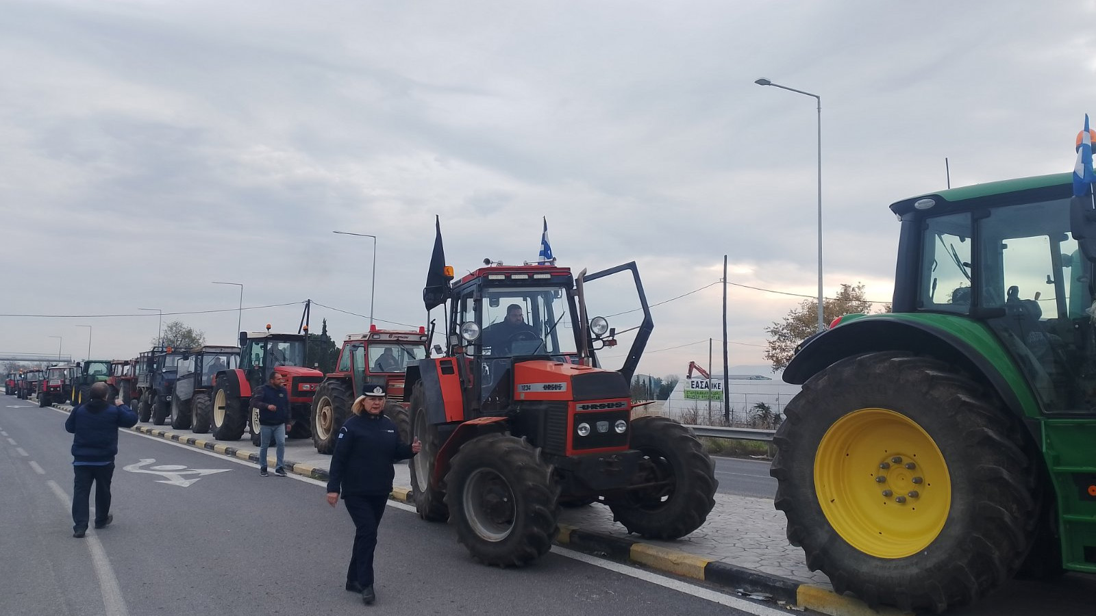 Ξεκινούν οι κινητοποιήσεις των Θεσσαλών αγροτών - Τρακτέρ σε Λάρισα, Καρδίτσα, Βόλο 