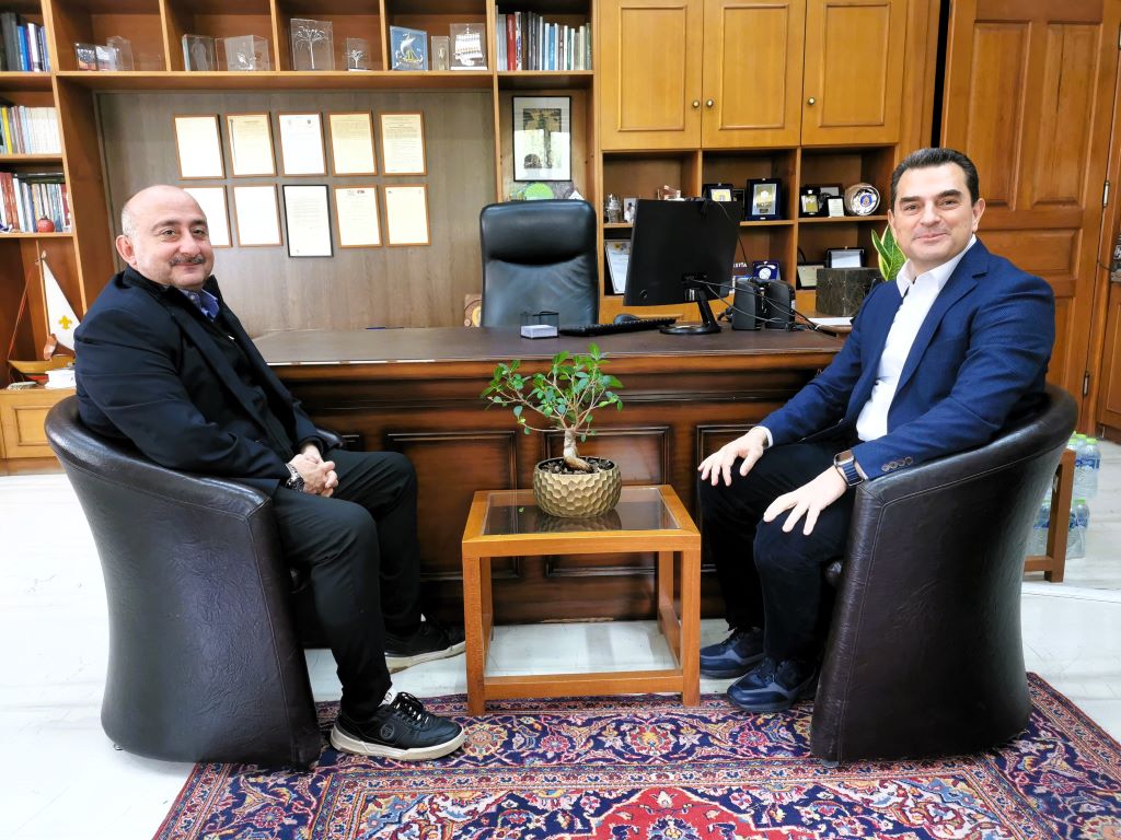 To δημαρχείο Τρικάλων επισκέφτηκε ο πρώην υπουργός Κώστας Σκρέκας