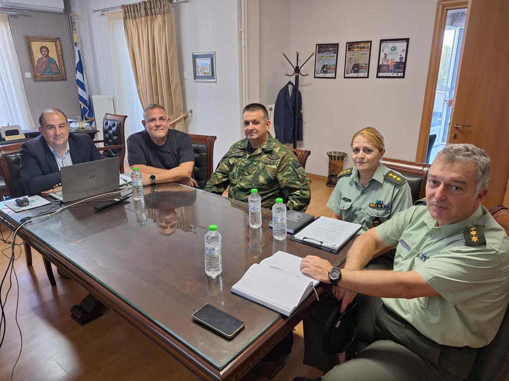 O Tαξίαρχος της ΣΜΥ στη Διεύθυνση Δευτεροβάθμιας Εκπαίδευσης Τρικάλων