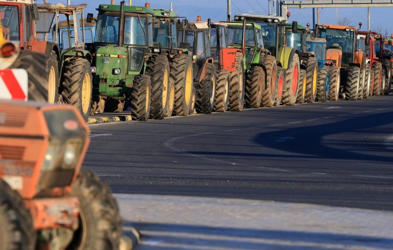 Aγρότες: Με αναμμένες μηχανές και το βλέμμα στο Μαξίμου - Τα 8 αιτήματα για τη Θεσσαλία