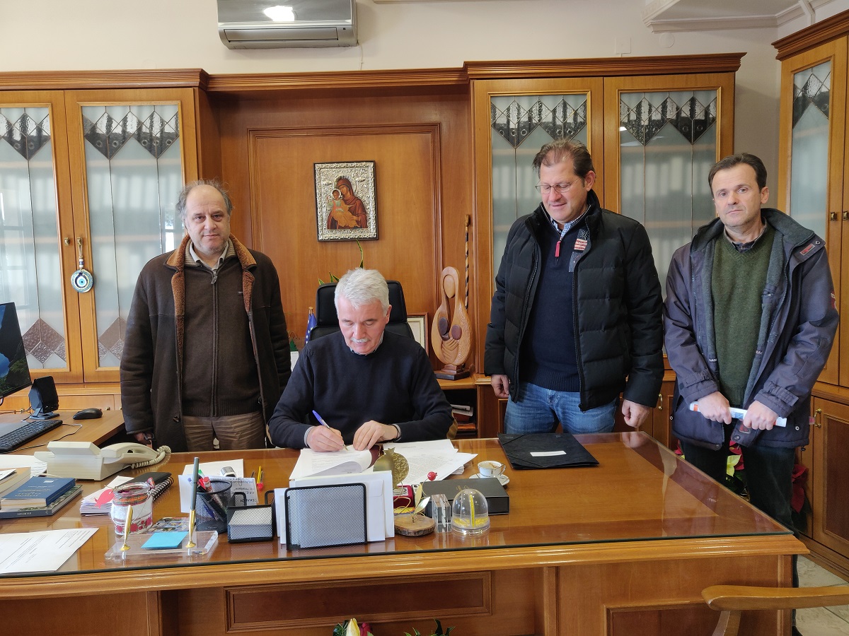 Υπογράφηκε η σύμβαση για την αγροτική οδοποιία σε κοινότητες του Δήμου Μετεώρων 