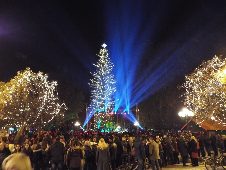 Άναψε το ψηλότερο χριστουγεννιάτικο δέντρο της Ελλάδας στα Τρίκαλα! (ΕΙΚΟΝΕΣ)