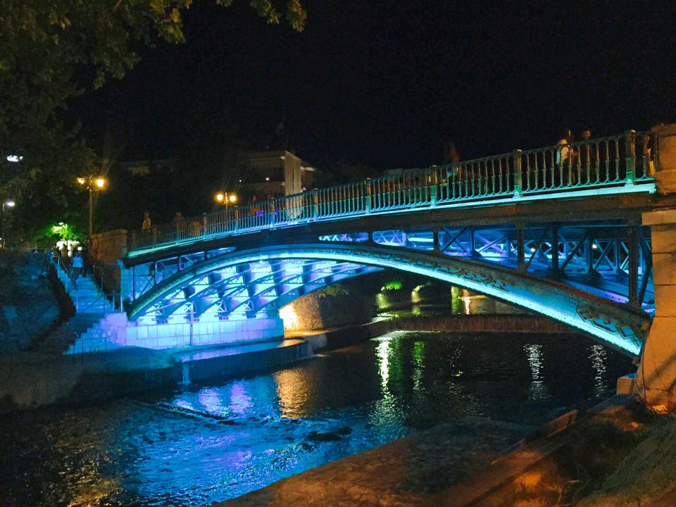 Φωτίστηκε η κεντρική γέφυρα των Τρικάλων