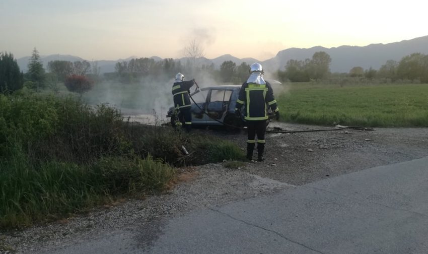 Φωτιά κατέστρεψε ολοσχερώς αυτοκίνητο στο ύψος των Ρογγίων