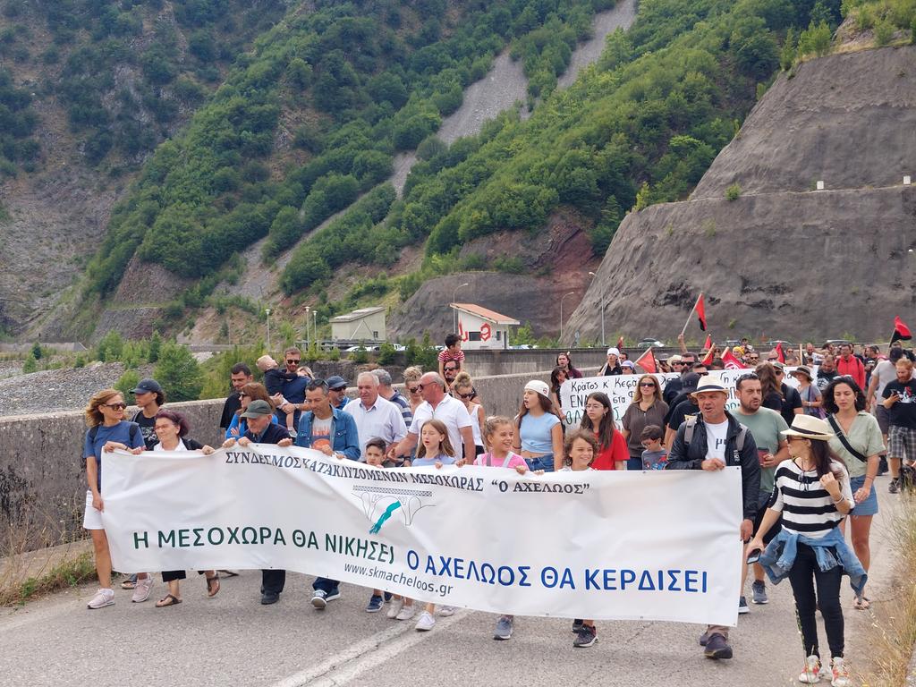 Σύνδεσμος Κατακλυζομένων Μεσοχώρας: Διαδήλωση στη στέψη του φράγματος Μεσοχώρας 
