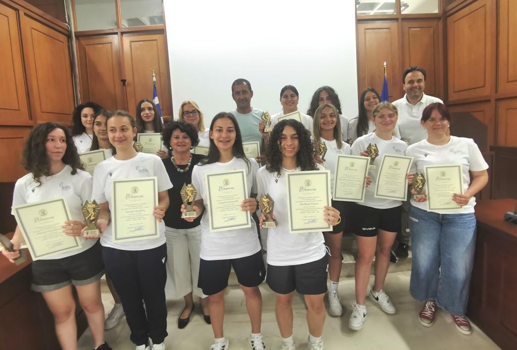 Ο Δήμαρχος Τρικκαίων βράβευσε τις πρωταθλήτριες του «Αθηνά» στο ποδόσφαιρο