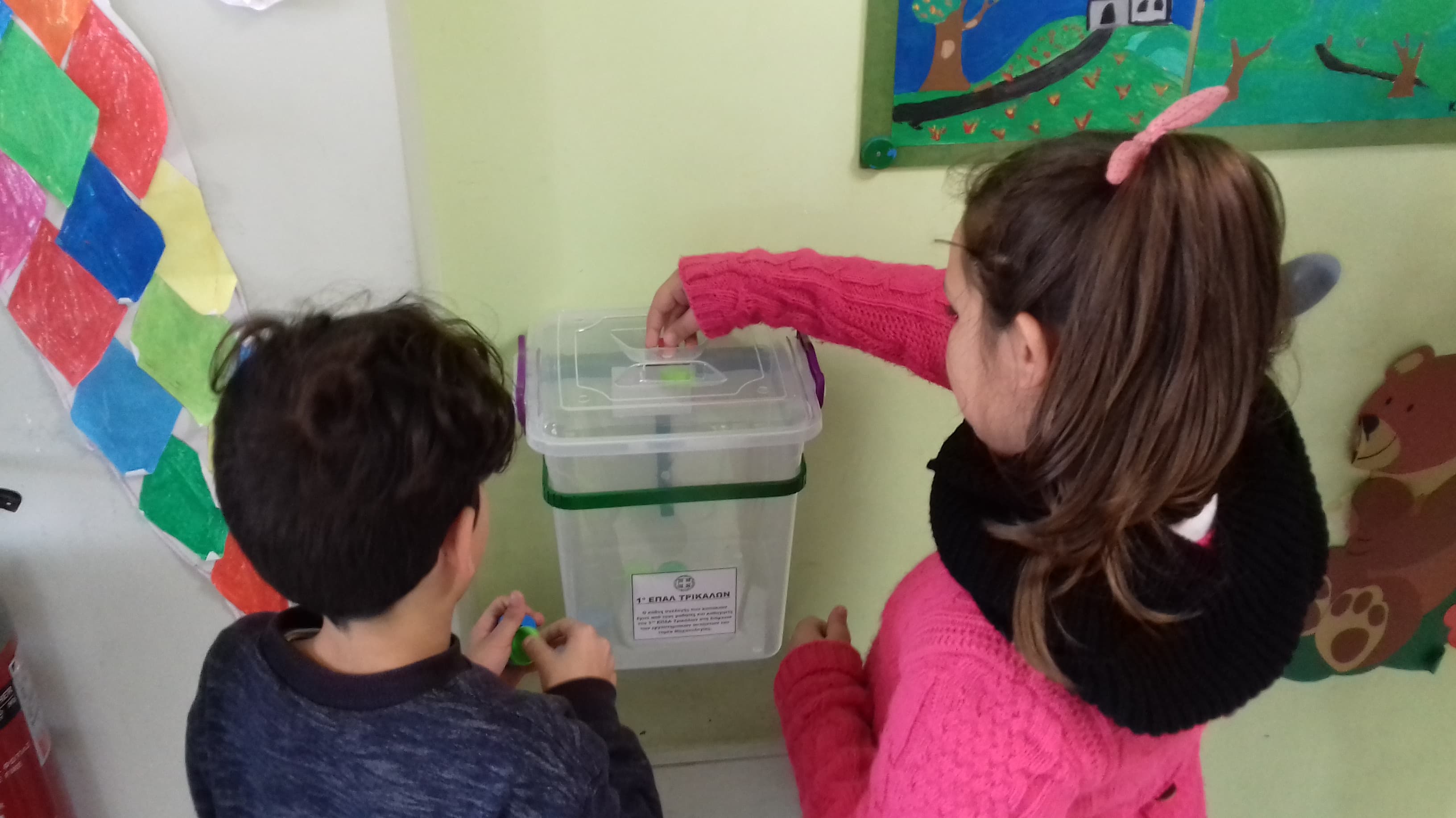 Κουτιά συλλογής πλαστικών καπακιών στα σχολεία από το 1ο ΕΠΑΛ Τρικάλων