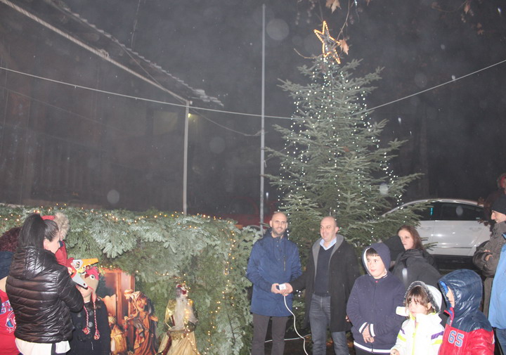 Φωταγωγήθηκε το χριστουγεννιάτικο δέντρο στην Eλάτη 