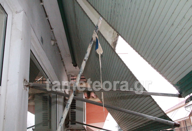 Έσκισαν ελληνικές σημαίες στην Καλαμπάκα (ΕΙΚΟΝΕΣ)