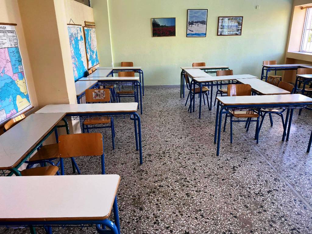 Aντισηπτικά, καθαρισμοί αιθουσών και αυλών στις σχολικές μονάδες των Τρικάλων 