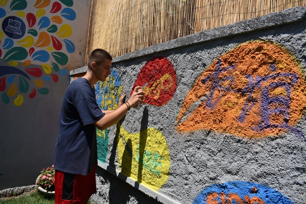 Πολύχρωμος «ο τοίχος της Αλληλεγγύης» από το Κέντρο Κοινότητας του Δ. Τρικκαίων