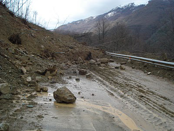 Πολλές καταπτώσεις και προβλήματα στο οδικό δίκτυο σε Ασπροπόταμο, Μαλακάσι