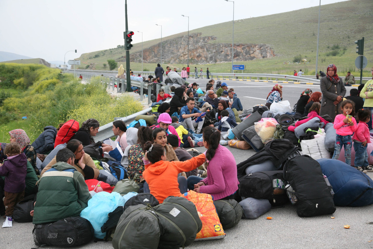 Πρόσφυγες έκλεισαν το δρόμο Τρικάλων-Λάρισας στο Κουτσόχερο