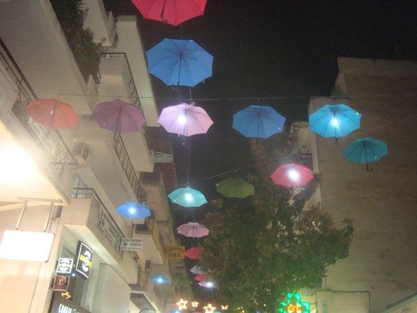 Άναψαν οι πολύχρωμες ομπρέλες στην οδό Απόλλωνος 