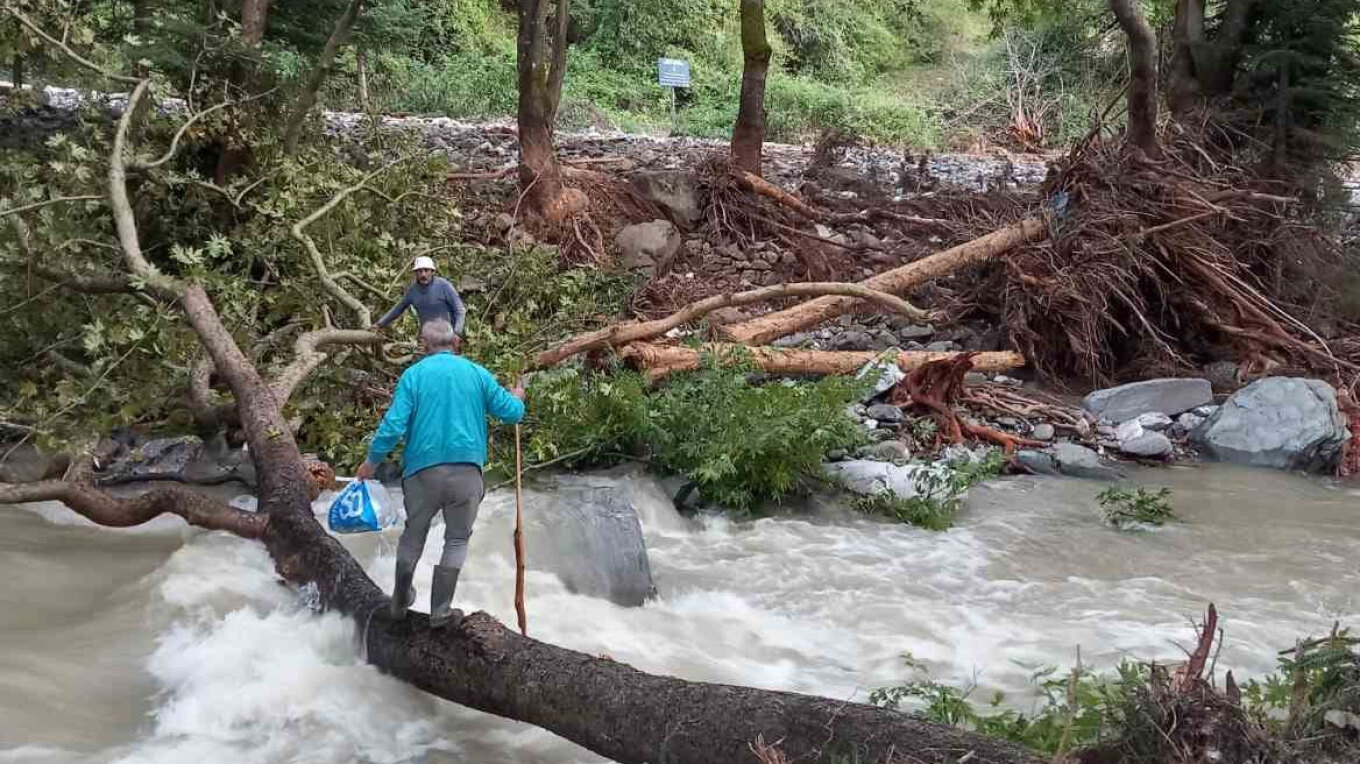 Πολυθέα Ασπροποτάμου: Καταστράφηκε το σπίτι του, πέρασε το ποτάμι πάνω σε κορμό δένδρου