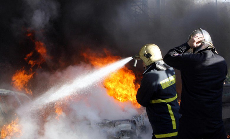Κάηκε αυτοκίνητο τα ξημερώματα στα Τρίκαλα - Φωτιά και σε κάδο απορριμμάτων 