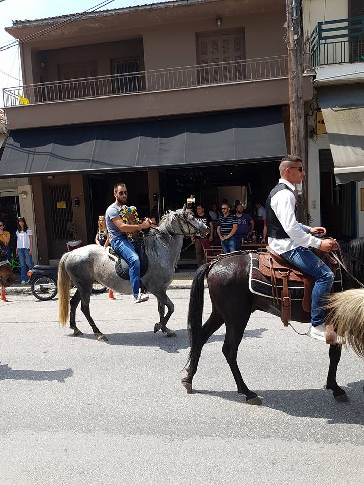 Περιφορά της εικόνας του Αγίου Νικολάου με άλογα στη Φαρκαδόνα