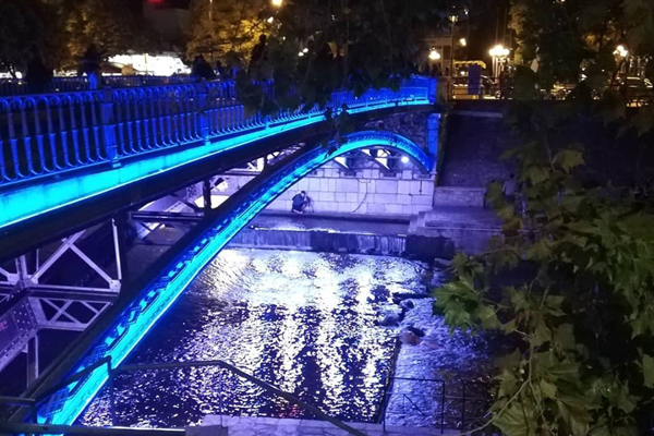 Στα μπλε για το ΟΧΙ η κεντρική πεζογέφυρα των Τρικάλων