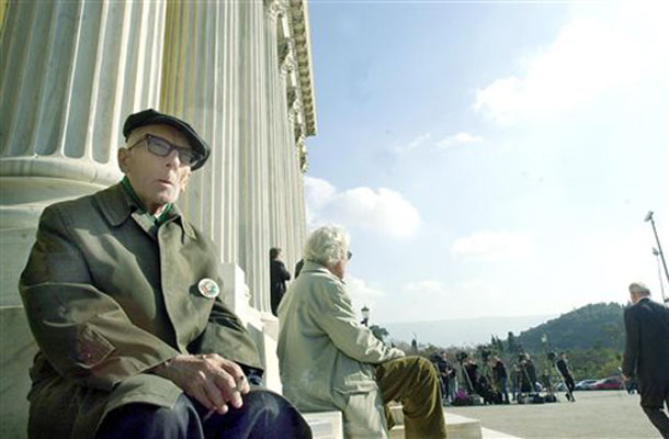 Μειώνεται και γηράσκει  ο πληθυσμός της Ελλάδας