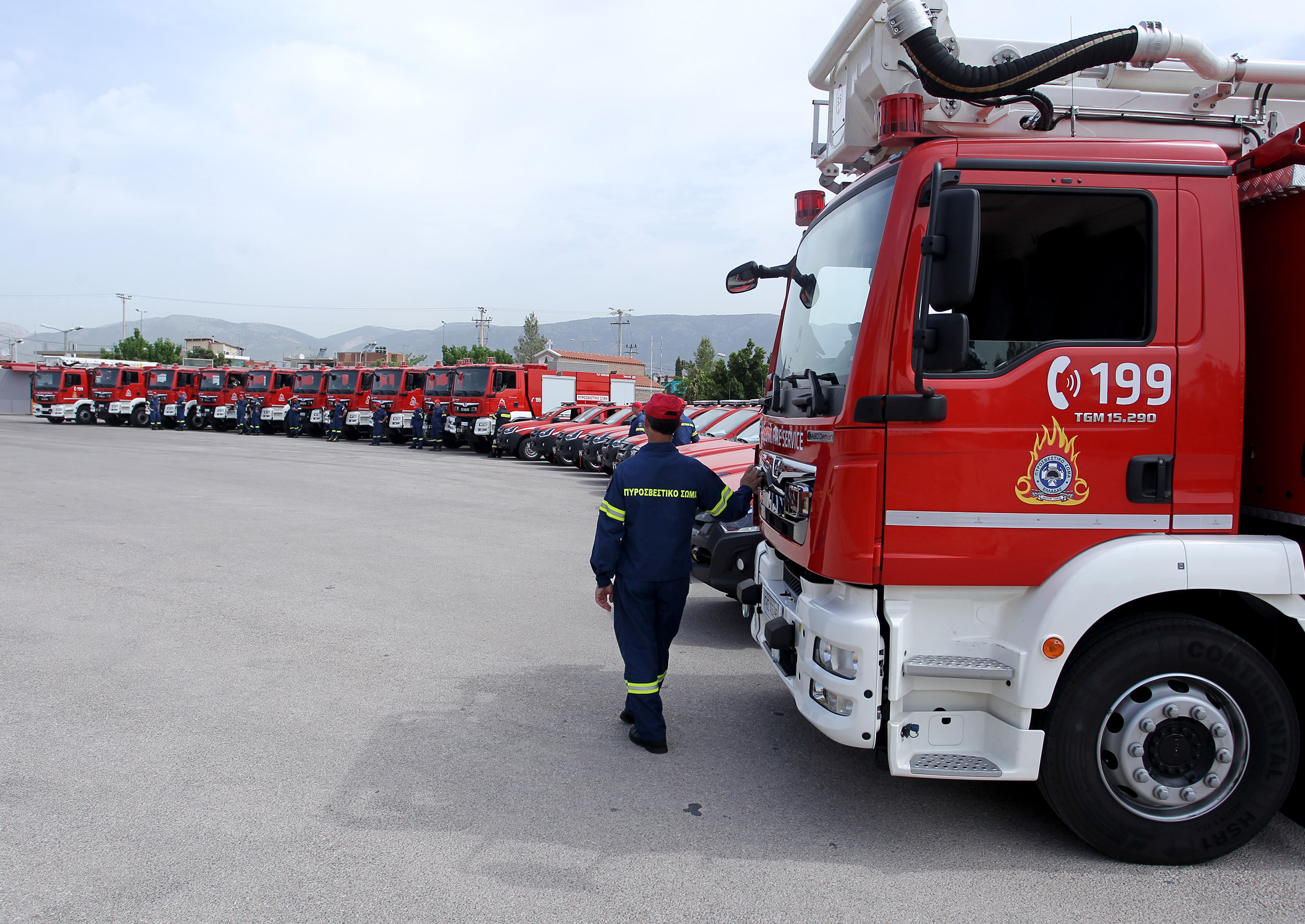 Ενισχύεται το Πυροσβεστικό Σώμα στη Θεσσαλία με 14 νέα οχήματα 