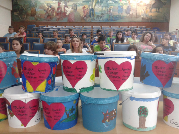 Μαθητές του 20ου δημοτικού πρόσφεραν 30 κάδους ανακύκλωσης