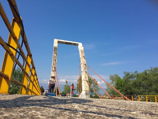 Γκρεμίζονται τμήματα της προβληματικής γέφυρας "Καλατράβα"
