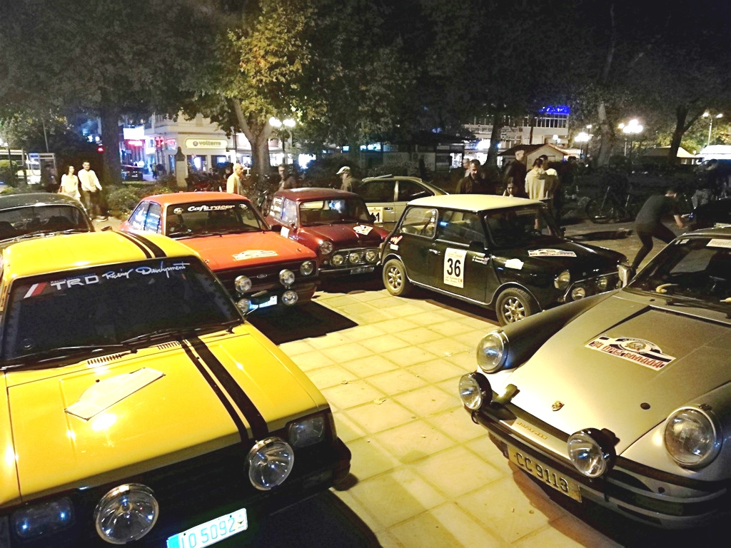 «24 ώρες Ελλάδα»: Στα Τρίκαλα τα εντυπωσιακά ιστορικά σπορ αυτοκίνητα 