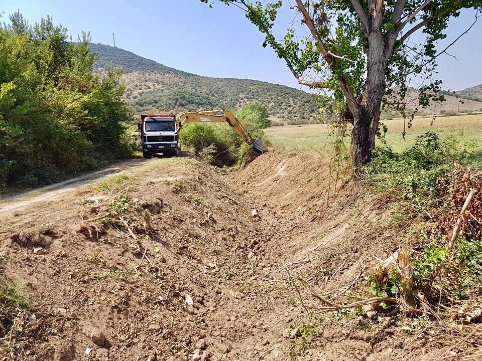 Καθαρίζονται αποστραγγιστικά κανάλια στον Δήμο Φαρκαδόνας 