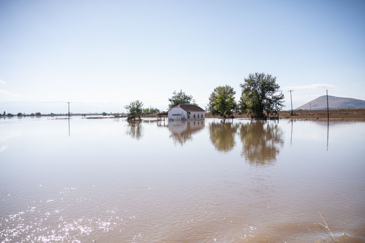 Στα 15 μέτρα το νερό στο Κεραμίδι - 16 σπίτια έχουν υποστεί ζημιές στη Φαρκαδόνα 