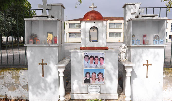 13 χρόνια από το τροχαίο στο  «πέταλο» του Μαλιακού - Νεκροί 7 μαθητές του Λυκείου Φαρκαδόνας