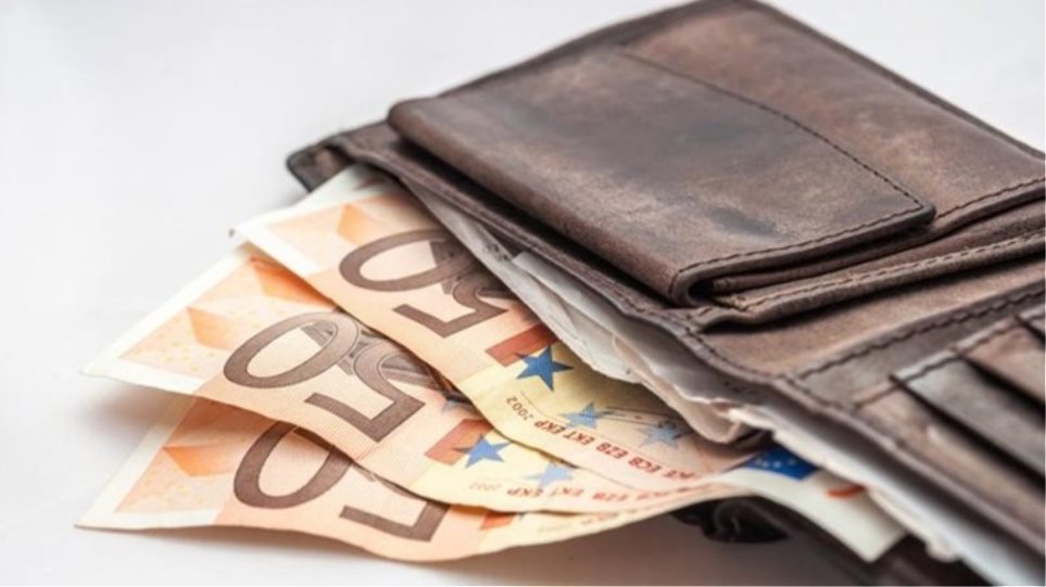 Τρίκαλα: Στρατιωτικός βρήκε και παρέδωσε πορτοφόλι με 1.000 ευρώ 