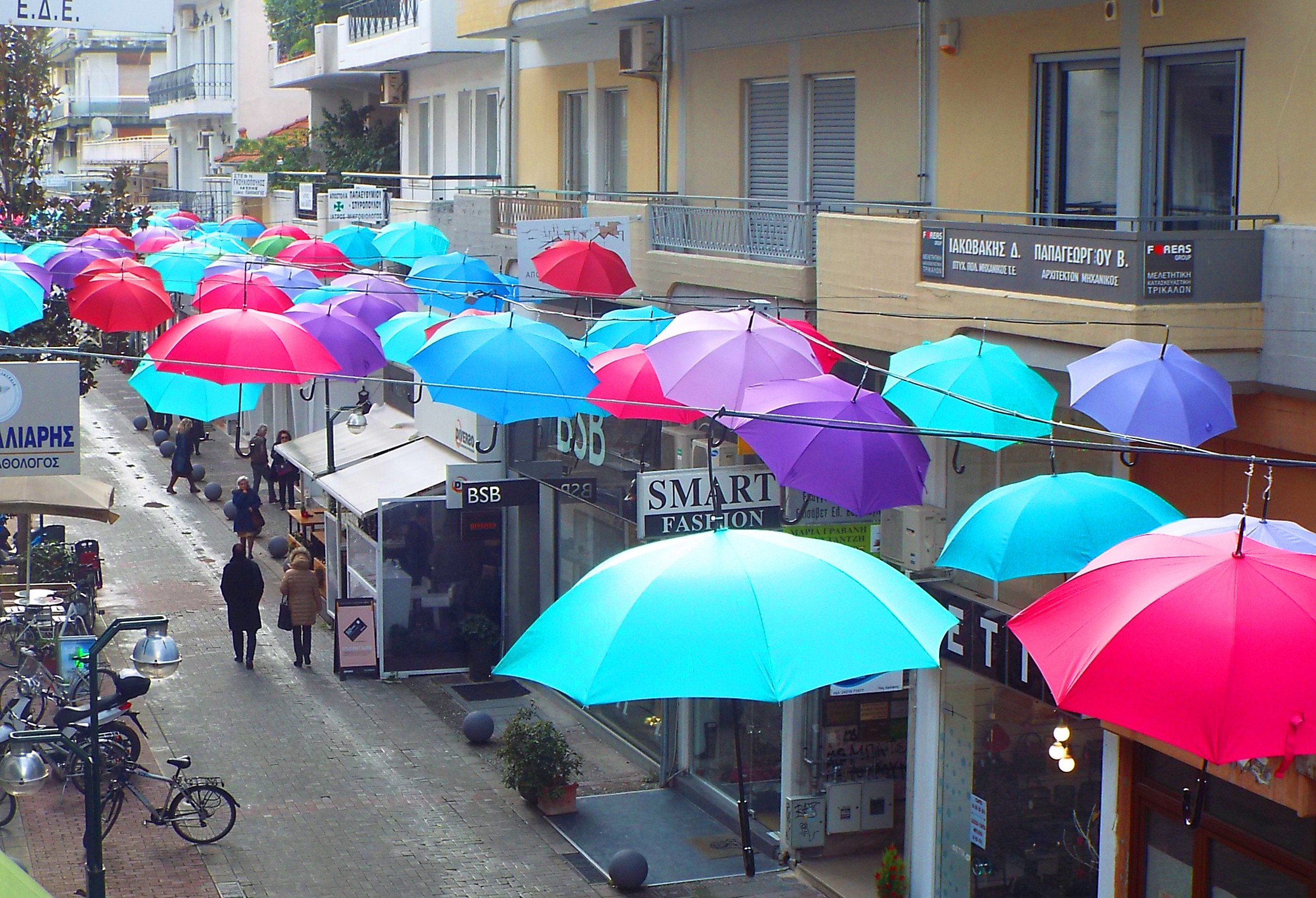 Ο δήμος στήριξε το δρόμο των χρωμάτων με τις 220 ομπρέλες στην Απόλλωνος 