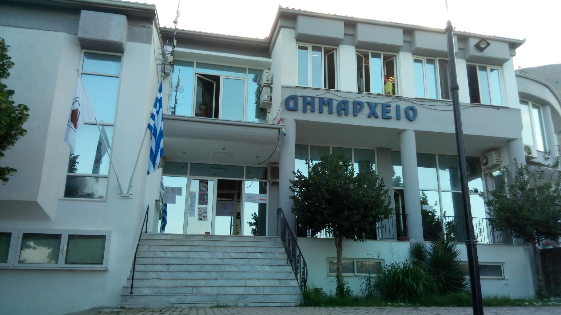 Ο Δήμος Φαρκαδόνας για κρούσμα κορωνοϊού σε σχολεία 