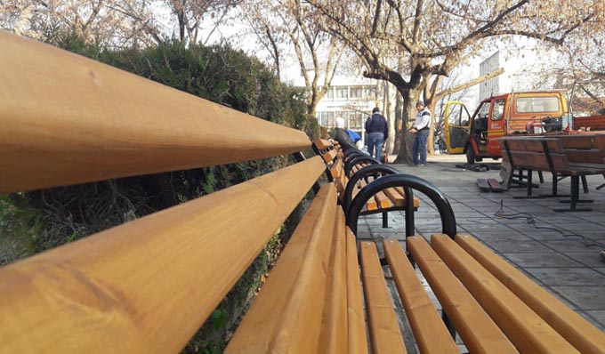Τοποθετούνται 150 νέα παγκάκια σε δημόσιους χώρους της πόλης 