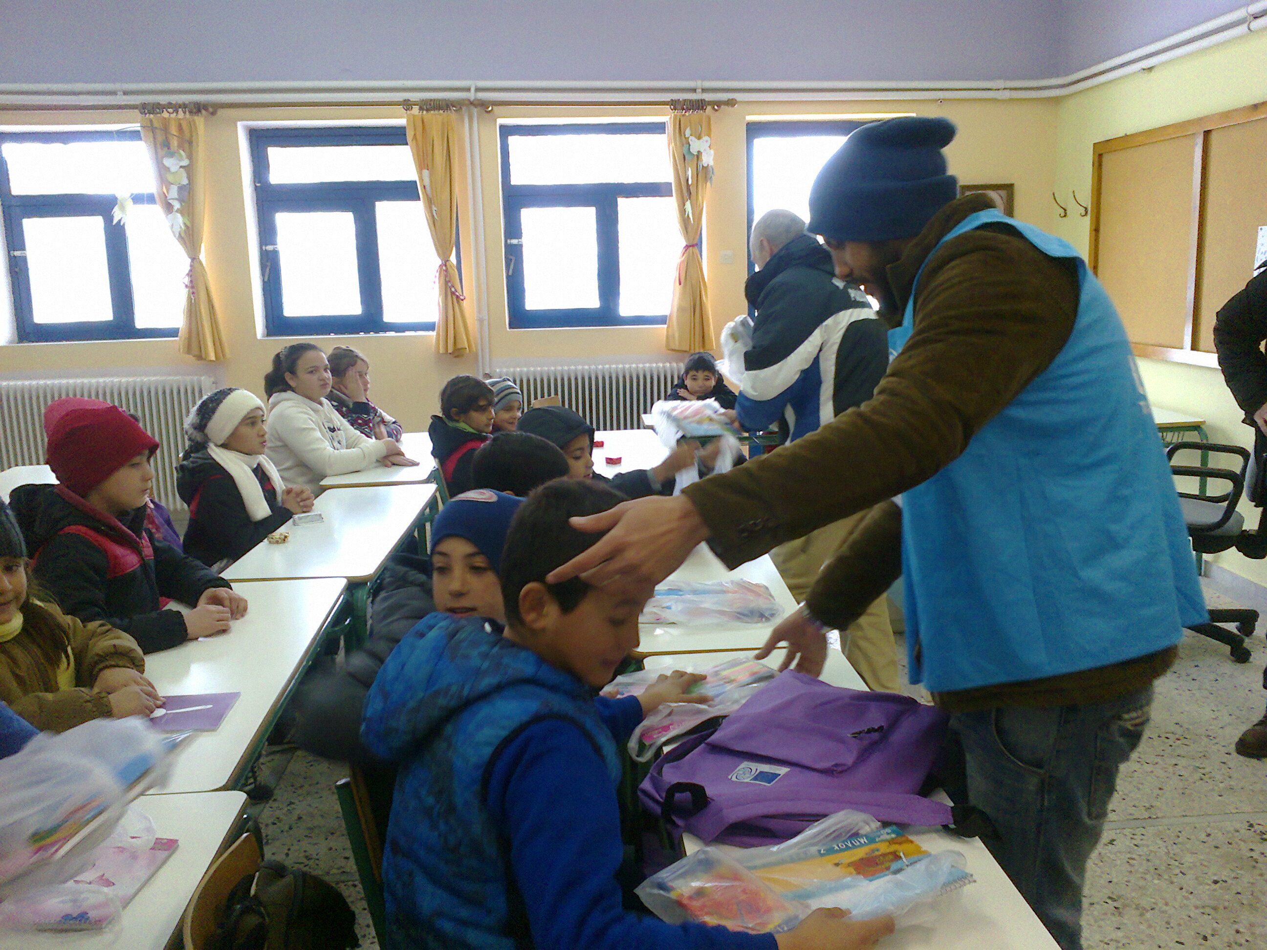 Oι εκπαιδευτικοί του ΠΑΜΕ καλωσόρισαν τα προσφυγόπουλα στο 25ο Δημοτικό Σχολείο Τρικάλων