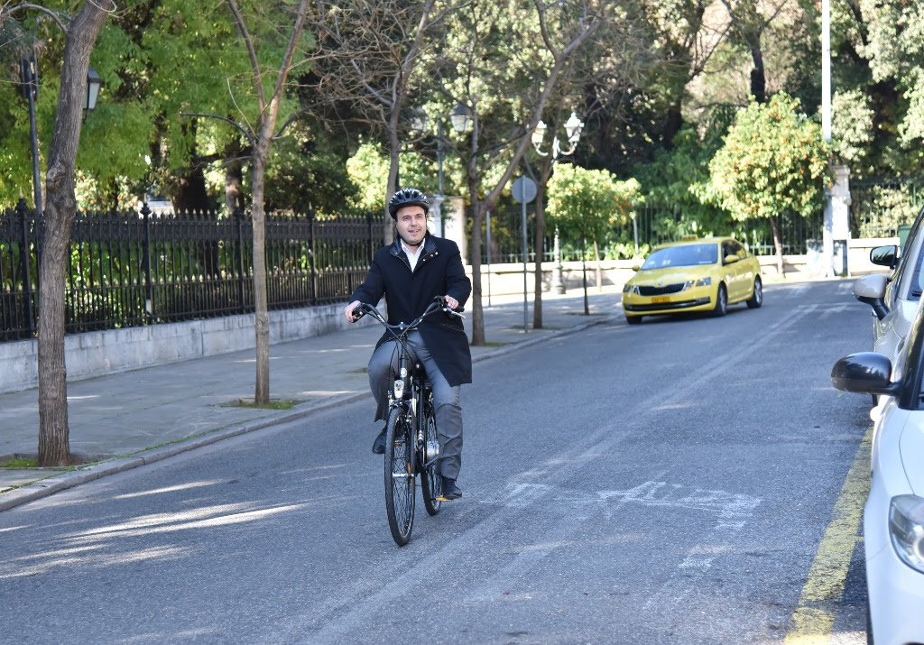 Με ηλεκτρικό ποδήλατο στο Μαξίμου ο Δημήτρης Παπαστεργίου (Βίντεο) 