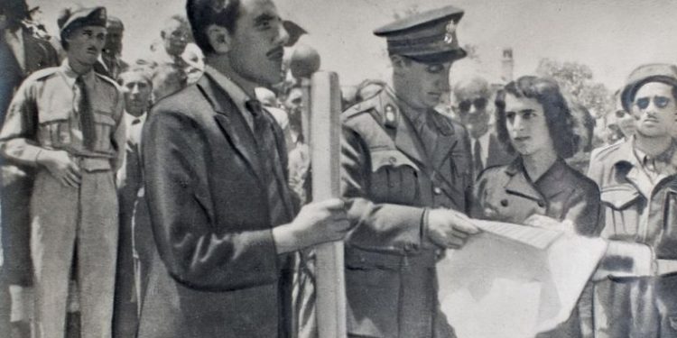 Σαν Σήμερα ο Νικόλαος Δημ. Λεοντάρης παραδίδει την Ιστορική Πολεμική Σημαία του 5ου Συντάγματός Πεζικού Τρικάλων