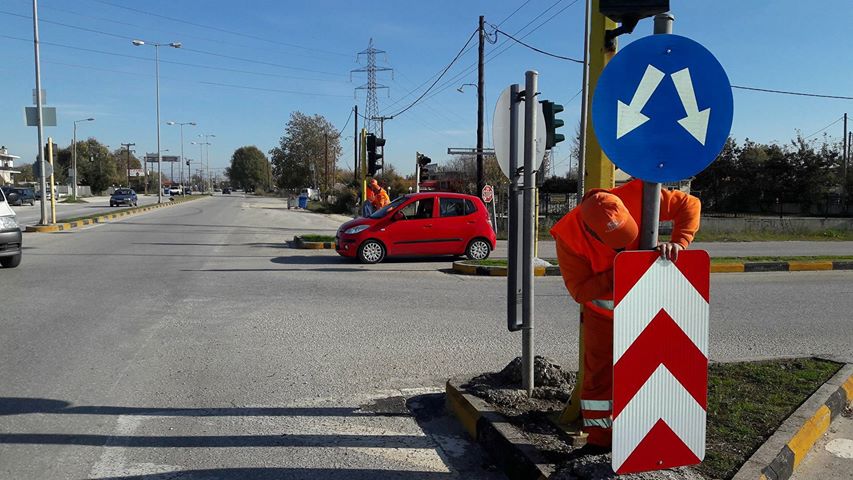 Καθαρίζονται ή αντικαθίστανται πινακίδες - Ασφαλέστερες συνθήκες οδήγησης στα Τρίκαλα