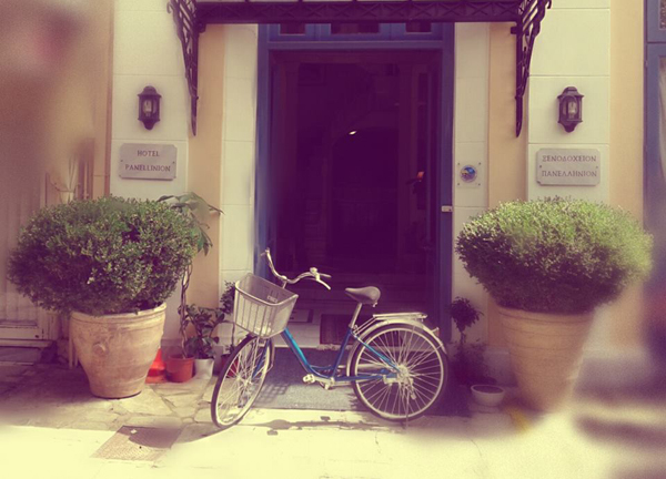 Βόλτες με ποδήλατα για τους πελάτες του ξενοδοχείου «Πανελλήνιον» 
