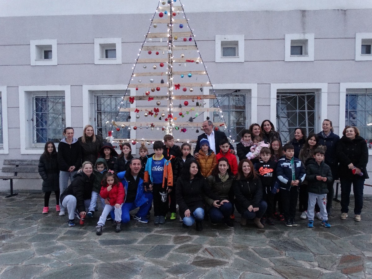 Eστησαν χριστουγεννιάτικο δέντρο 4,5 μέτρων στις Εργατικές Κατοικίες Σωτήρας 