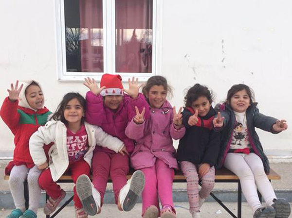 Mοιράστηκαν δώρα και γλυκίσματα στα προσφυγόπουλα των Τρικάλων 