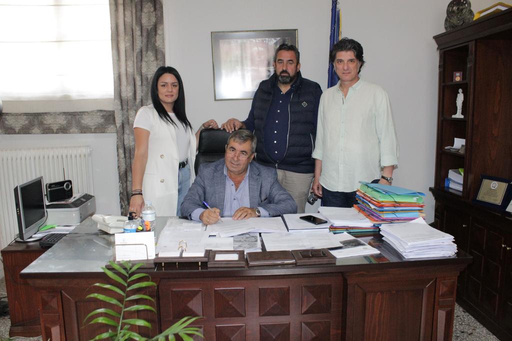 Υπογραφή σύμβασης έργου από τον δήμαρχο Πύλης Κώστα Μαράβα