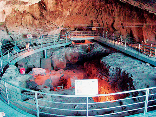 Πατημασιές 130.000 ετών στο σπήλαιο Θεόπετρας