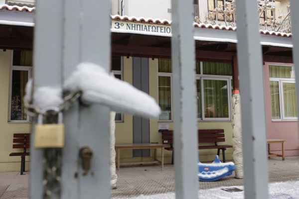 Κλειστές λόγω χιονιού σχολικές μονάδες στα ορεινά της Καλαμπάκας 