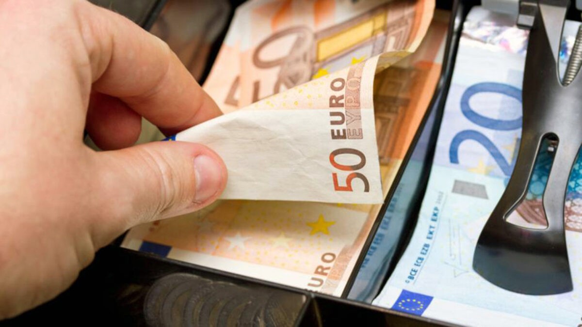 Τρίκαλα: "Σήκωσε" 650 ευρώ από το ταμείο επιχείρησης
