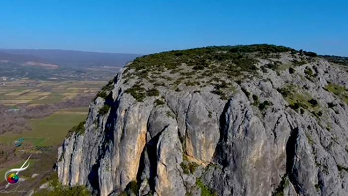 Ο βράχος της Θεόπετρας από... ψηλά (Βίντεο) 