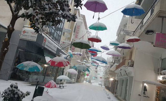 Δεν άντεξαν το βάρος του χιονιού οι ομπρέλες στην Απόλλωνος