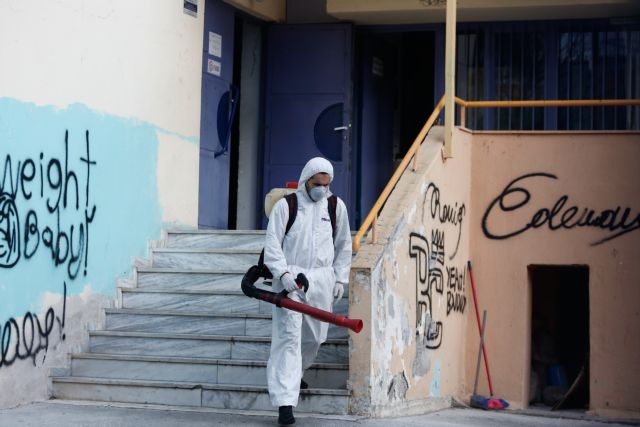 Μόσιαλος: Να κλείσουν σχολεία και πανεπιστήμια πριν εξαπλωθεί ο ιός 